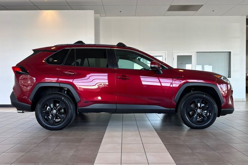 Toyota RAV4 Hybrid Vehicle Full-screen Gallery Image 03