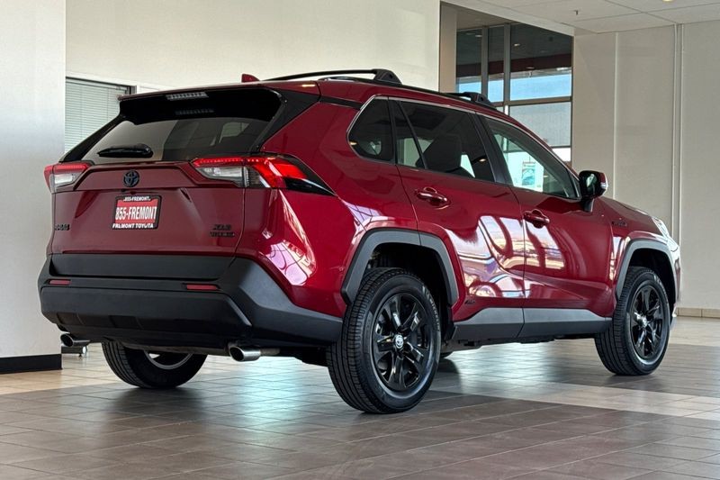 Toyota RAV4 Hybrid Vehicle Full-screen Gallery Image 04