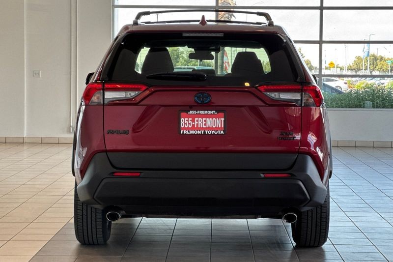 Toyota RAV4 Hybrid Vehicle Full-screen Gallery Image 05