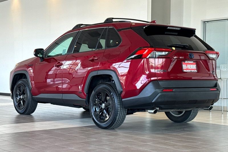 Toyota RAV4 Hybrid Vehicle Full-screen Gallery Image 06