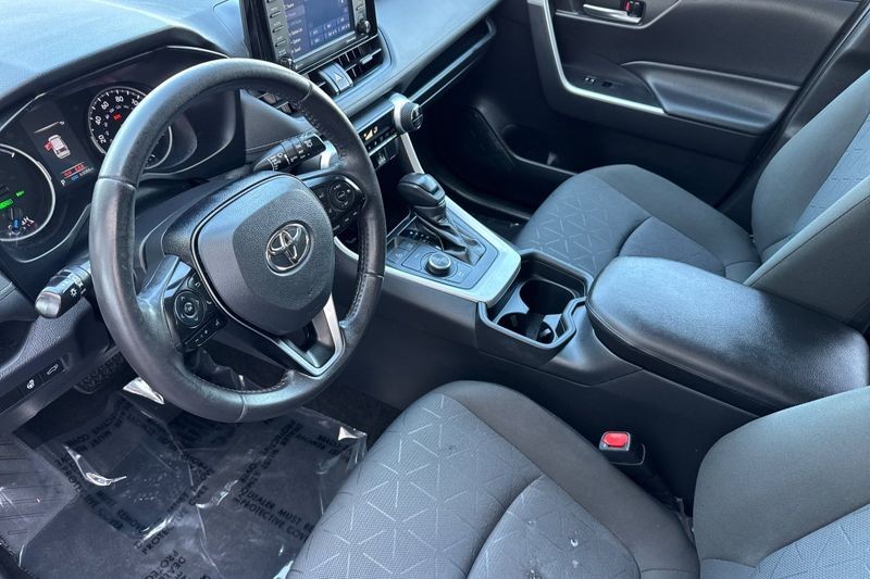Toyota RAV4 Hybrid Vehicle Full-screen Gallery Image 10