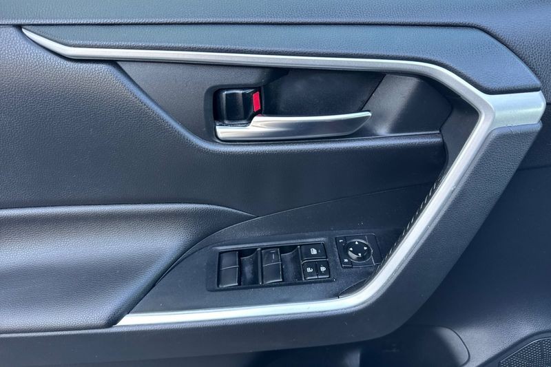 Toyota RAV4 Hybrid Vehicle Full-screen Gallery Image 11