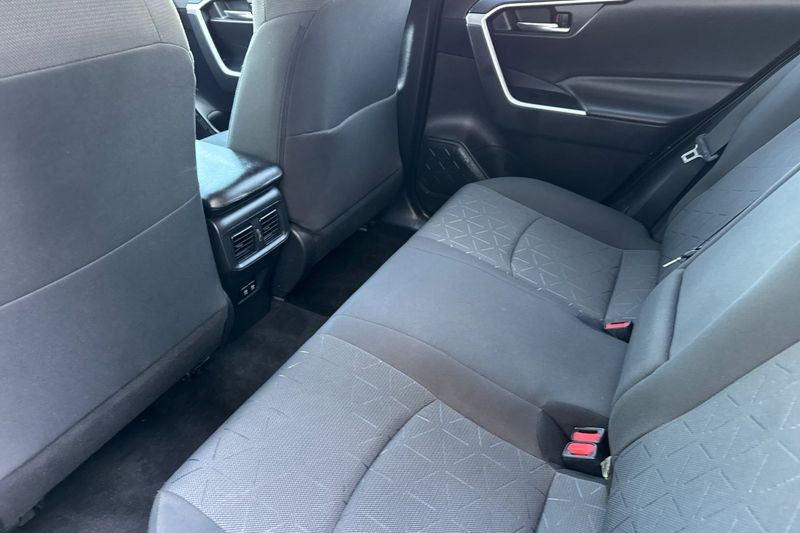 Toyota RAV4 Hybrid Vehicle Full-screen Gallery Image 12