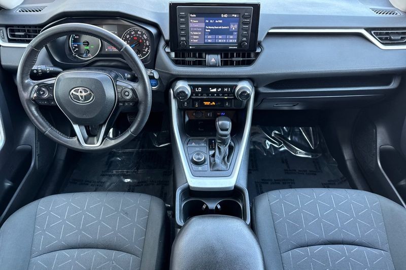 Toyota RAV4 Hybrid Vehicle Full-screen Gallery Image 13