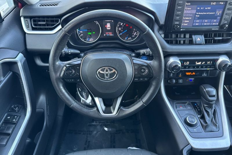 Toyota RAV4 Hybrid Vehicle Full-screen Gallery Image 14