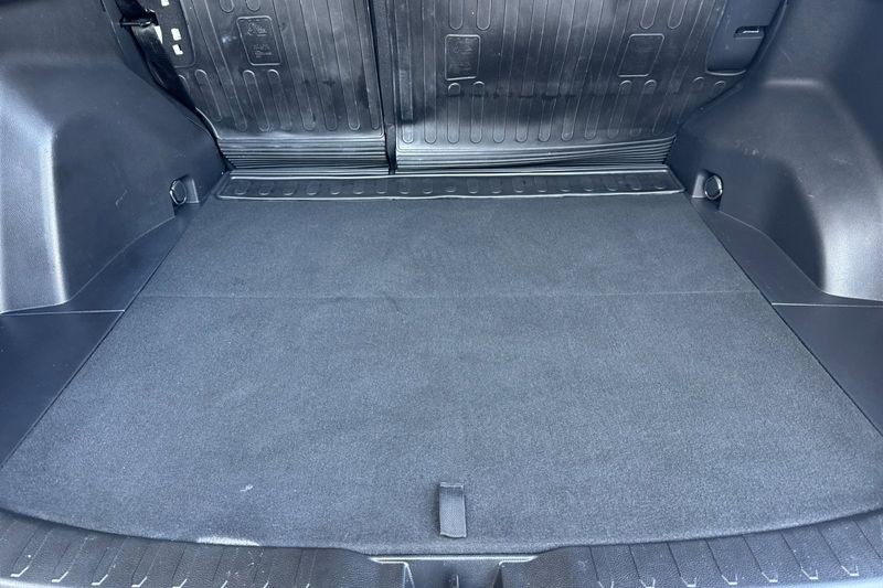 Toyota RAV4 Hybrid Vehicle Full-screen Gallery Image 15