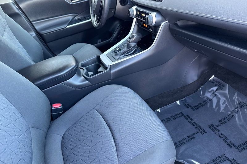 Toyota RAV4 Hybrid Vehicle Full-screen Gallery Image 16