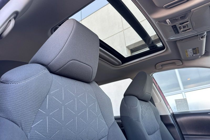 Toyota RAV4 Hybrid Vehicle Full-screen Gallery Image 17