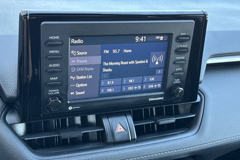 Toyota RAV4 Hybrid Vehicle Full-screen Gallery Image 18