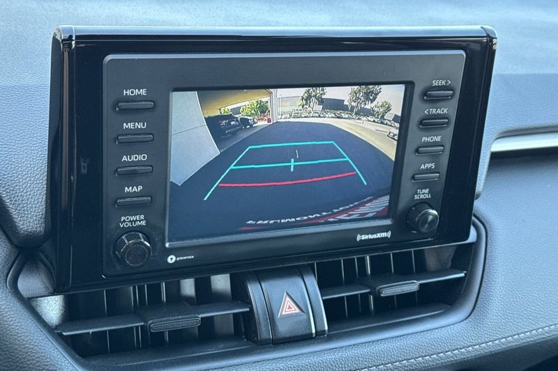 Toyota RAV4 Hybrid Vehicle Full-screen Gallery Image 19