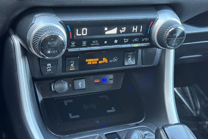 Toyota RAV4 Hybrid Vehicle Full-screen Gallery Image 20
