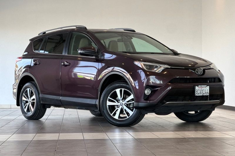 Toyota RAV4 Vehicle Full-screen Gallery Image 02