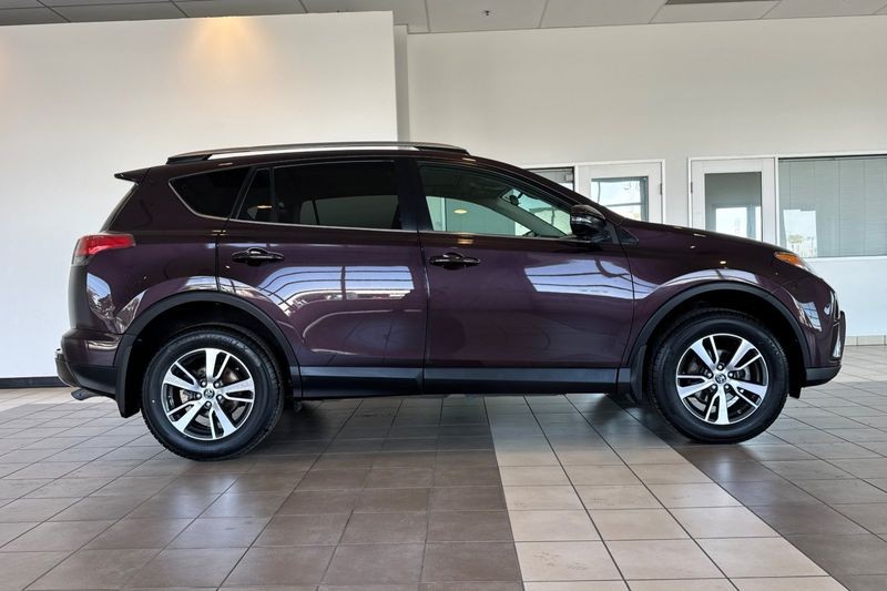 Toyota RAV4 Vehicle Full-screen Gallery Image 03