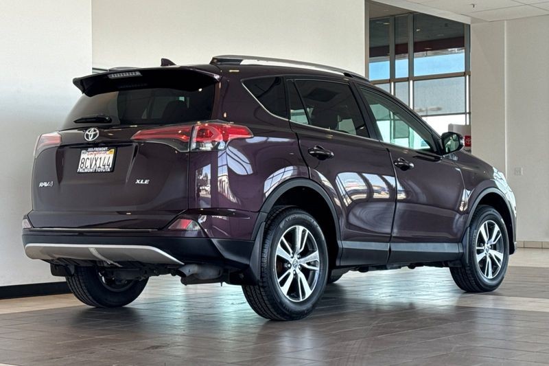 Toyota RAV4 Vehicle Full-screen Gallery Image 04