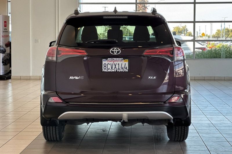 Toyota RAV4 Vehicle Full-screen Gallery Image 05