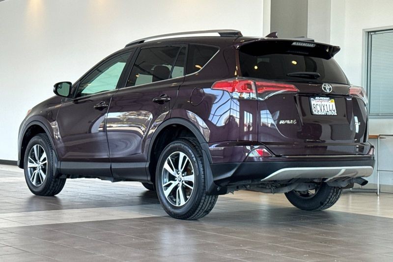 Toyota RAV4 Vehicle Full-screen Gallery Image 06