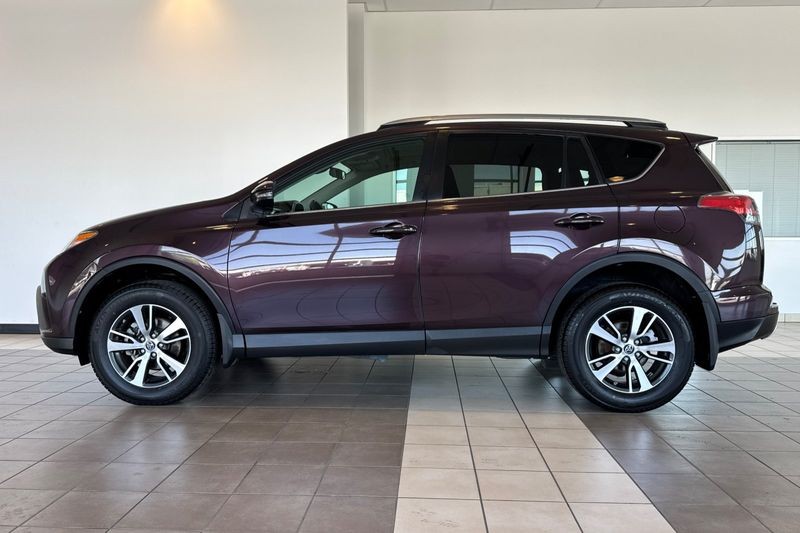 Toyota RAV4 Vehicle Full-screen Gallery Image 07