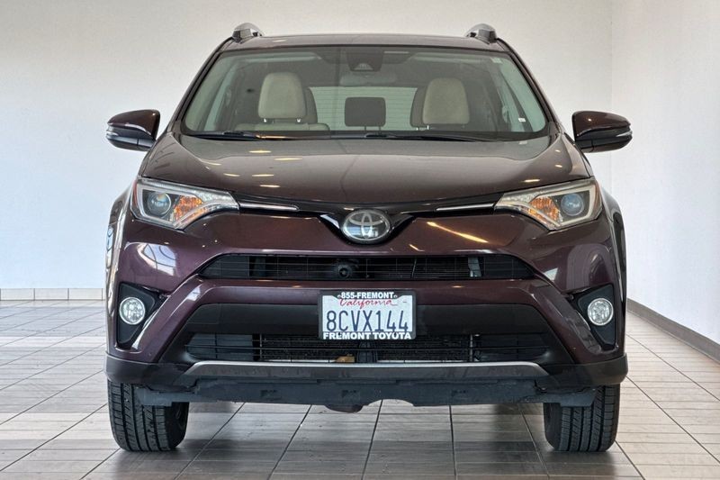 Toyota RAV4 Vehicle Full-screen Gallery Image 09
