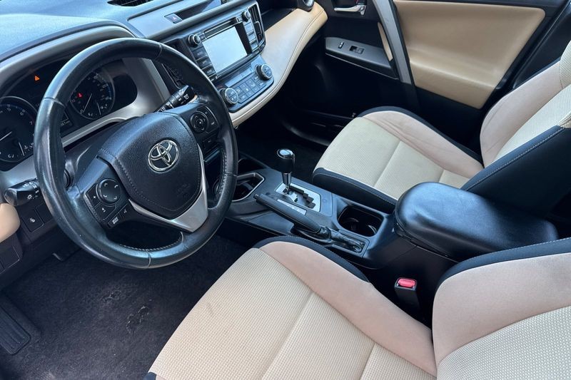 Toyota RAV4 Vehicle Full-screen Gallery Image 10