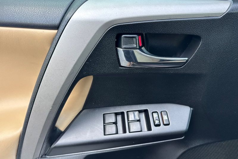 Toyota RAV4 Vehicle Full-screen Gallery Image 11