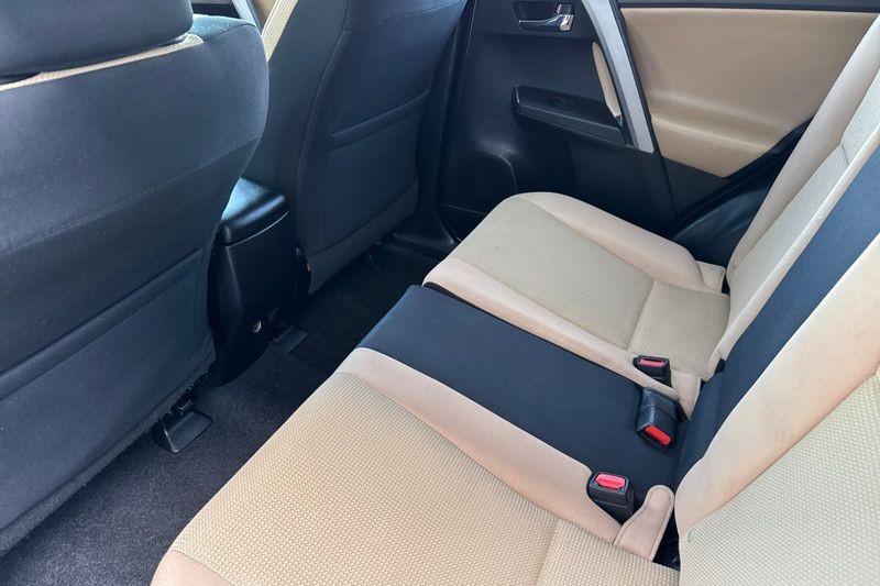 Toyota RAV4 Vehicle Full-screen Gallery Image 12