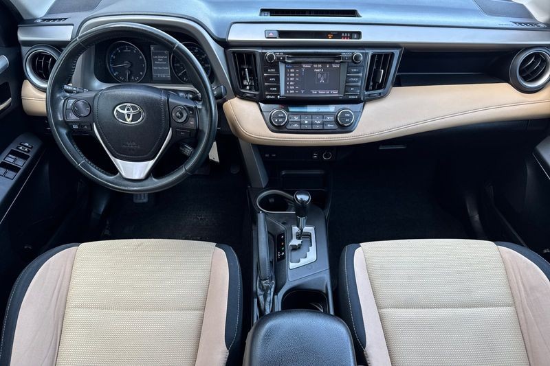 Toyota RAV4 Vehicle Full-screen Gallery Image 13