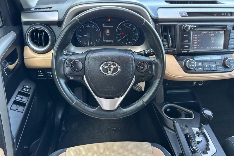 Toyota RAV4 Vehicle Full-screen Gallery Image 14
