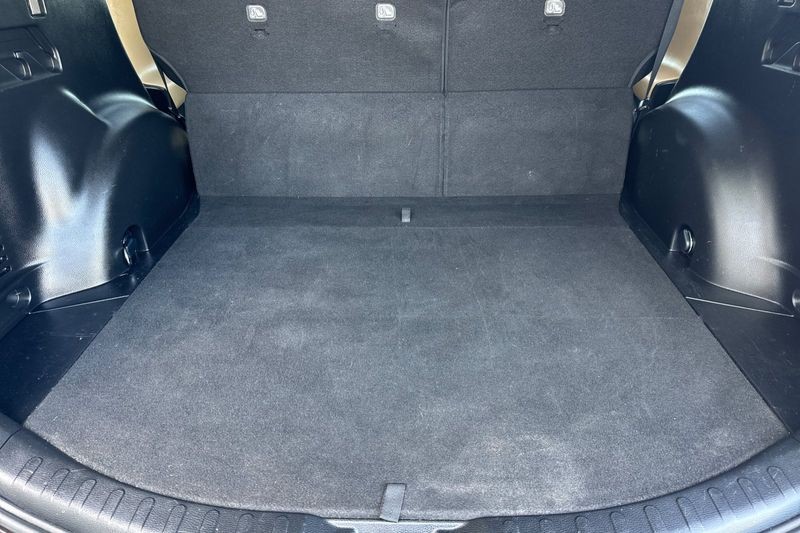 Toyota RAV4 Vehicle Full-screen Gallery Image 15