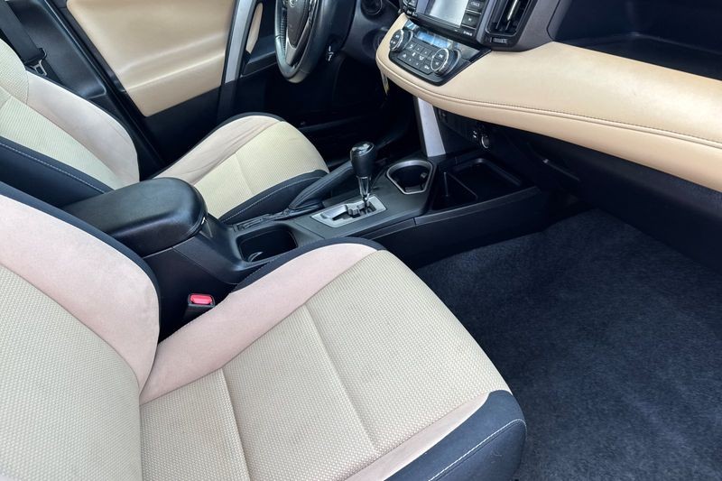 Toyota RAV4 Vehicle Full-screen Gallery Image 16