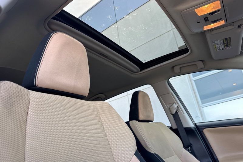 Toyota RAV4 Vehicle Full-screen Gallery Image 17