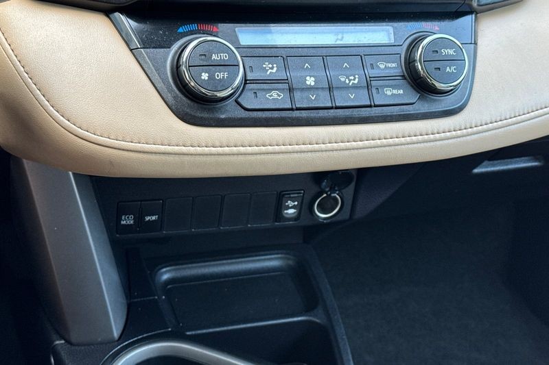 Toyota RAV4 Vehicle Full-screen Gallery Image 20