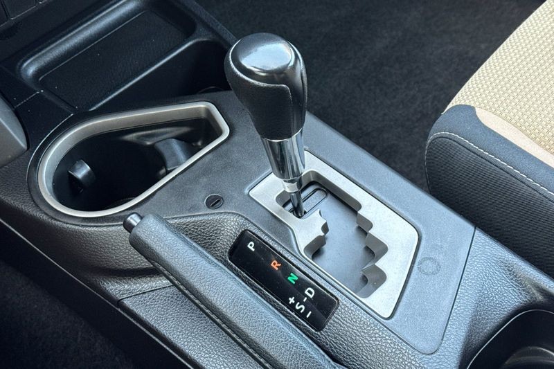 Toyota RAV4 Vehicle Full-screen Gallery Image 21
