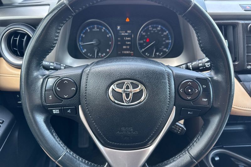 Toyota RAV4 Vehicle Full-screen Gallery Image 22