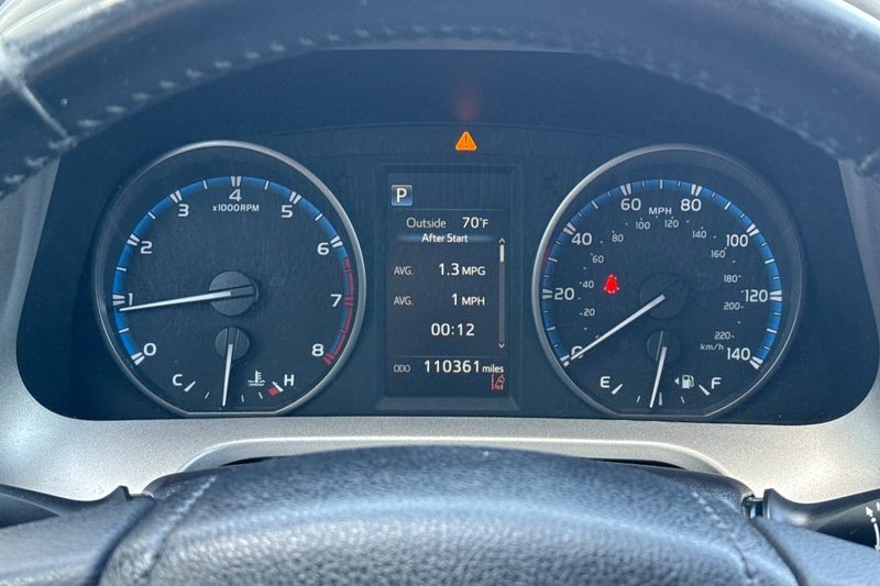Toyota RAV4 Vehicle Full-screen Gallery Image 23