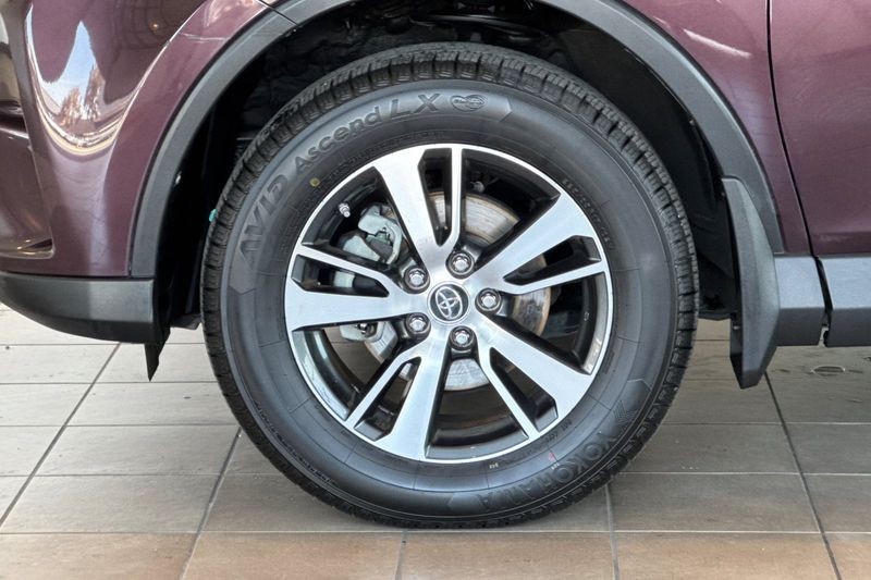Toyota RAV4 Vehicle Full-screen Gallery Image 25