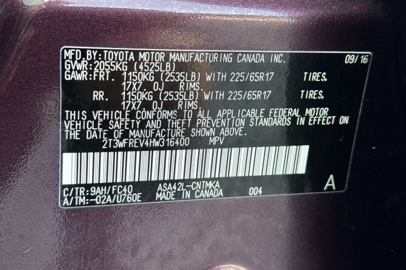 Toyota RAV4 Vehicle Full-screen Gallery Image 28