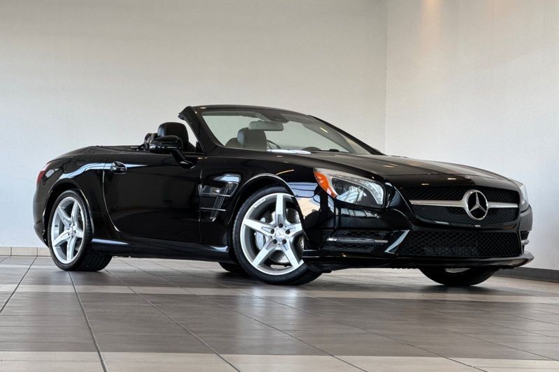 Mercedes-Benz SL-Class Vehicle Full-screen Gallery Image 02