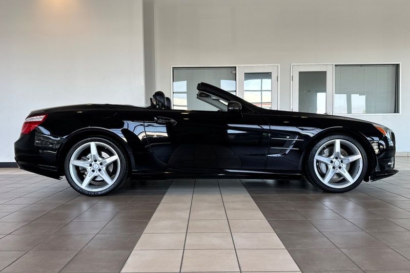 Mercedes-Benz SL-Class Vehicle Full-screen Gallery Image 03