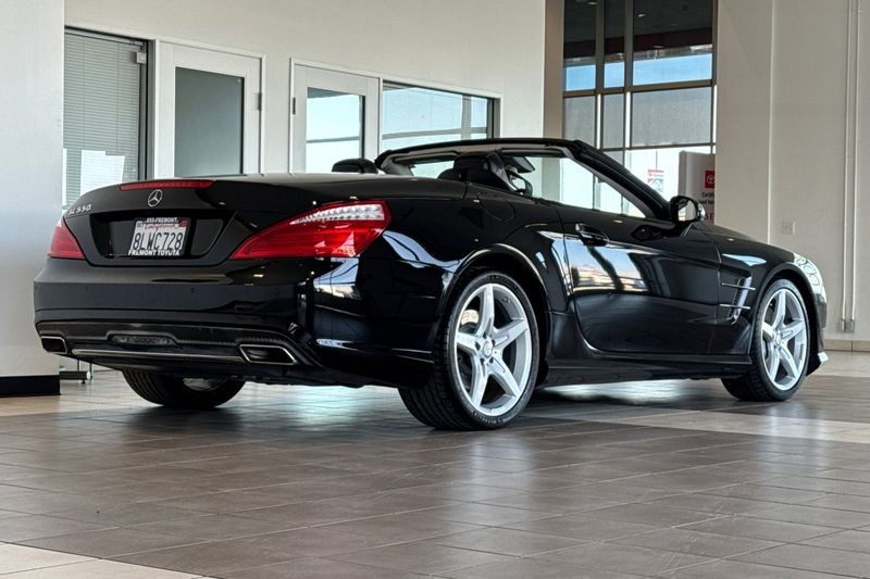Mercedes-Benz SL-Class Vehicle Full-screen Gallery Image 04