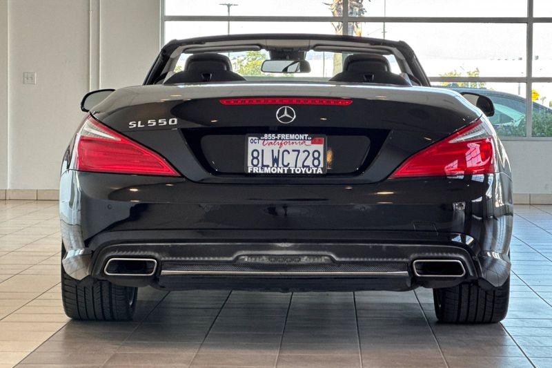 Mercedes-Benz SL-Class Vehicle Full-screen Gallery Image 05
