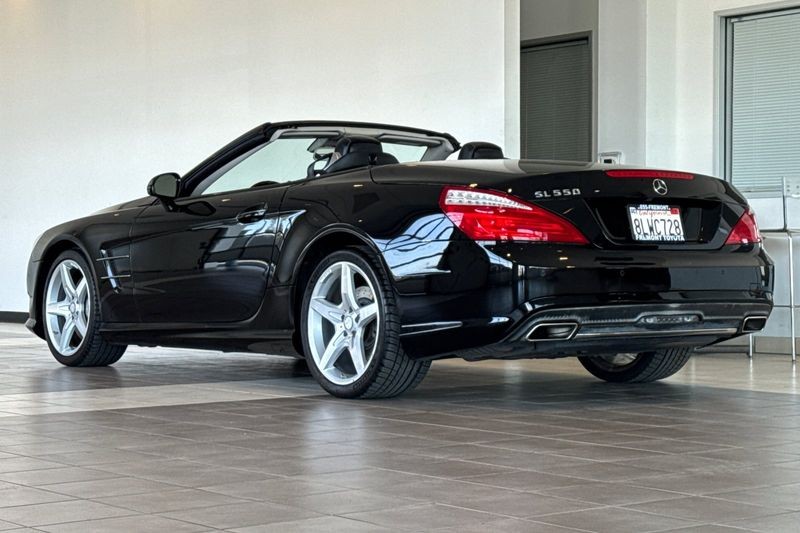 Mercedes-Benz SL-Class Vehicle Full-screen Gallery Image 06