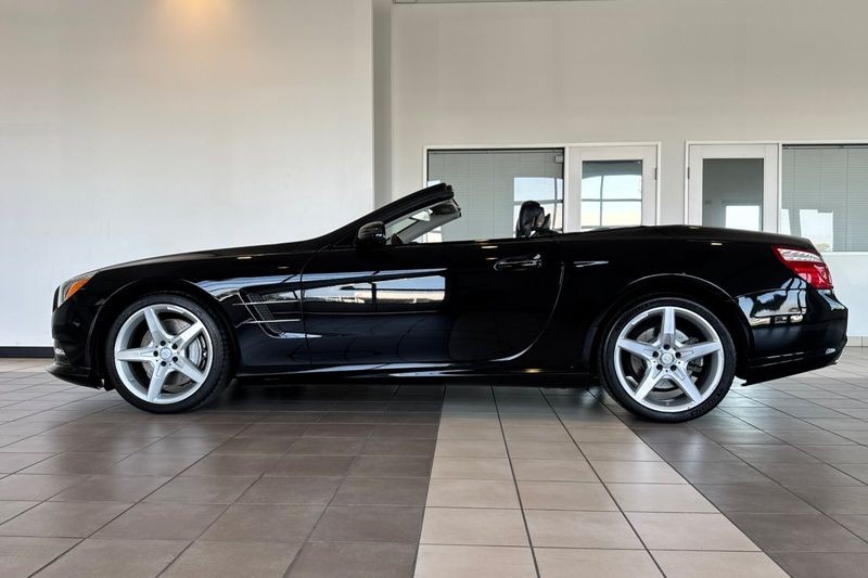 Mercedes-Benz SL-Class Vehicle Full-screen Gallery Image 07