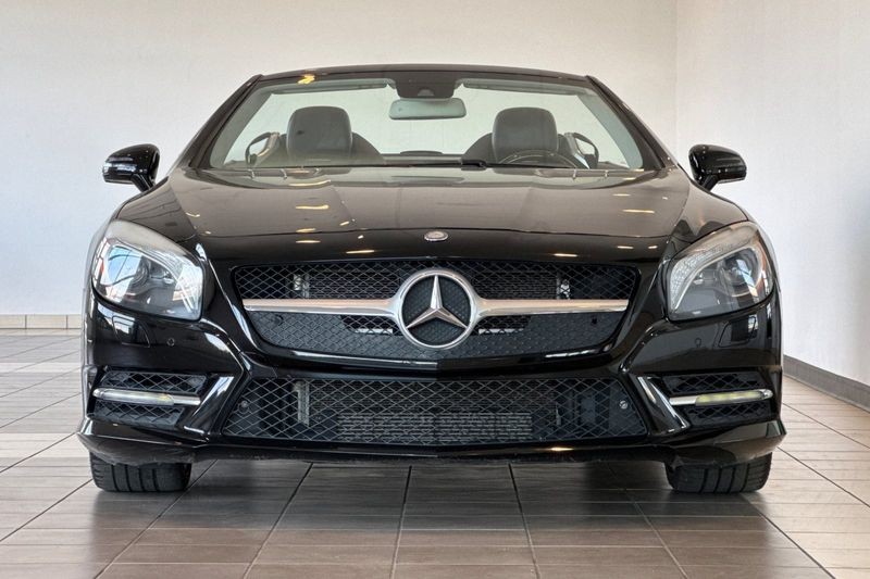 Mercedes-Benz SL-Class Vehicle Full-screen Gallery Image 09