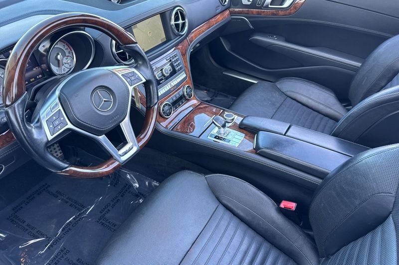 Mercedes-Benz SL-Class Vehicle Full-screen Gallery Image 11