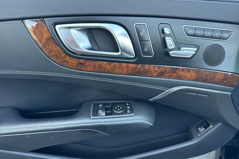 Mercedes-Benz SL-Class Vehicle Full-screen Gallery Image 12