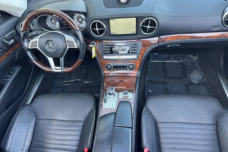 Mercedes-Benz SL-Class Vehicle Full-screen Gallery Image 13