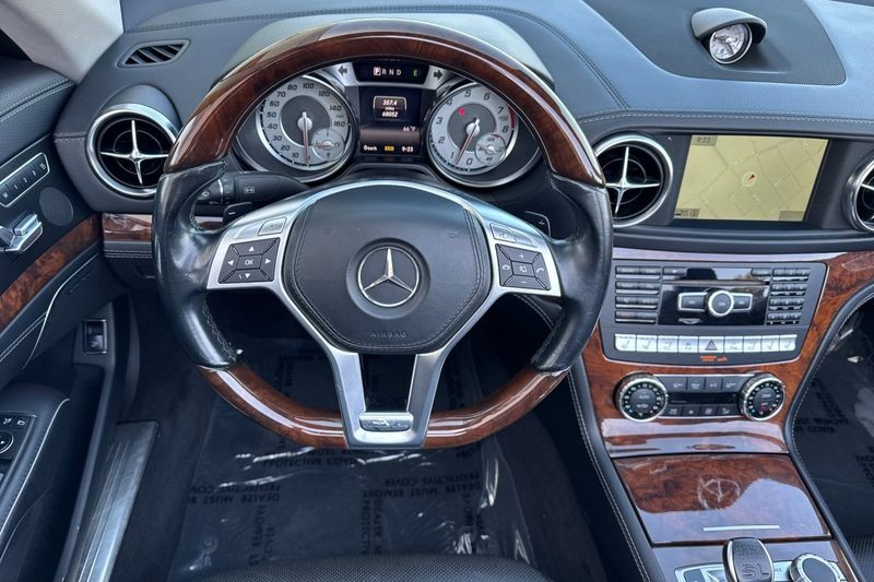 Mercedes-Benz SL-Class Vehicle Full-screen Gallery Image 14