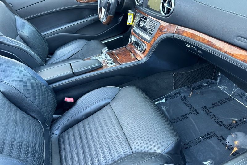 Mercedes-Benz SL-Class Vehicle Full-screen Gallery Image 15