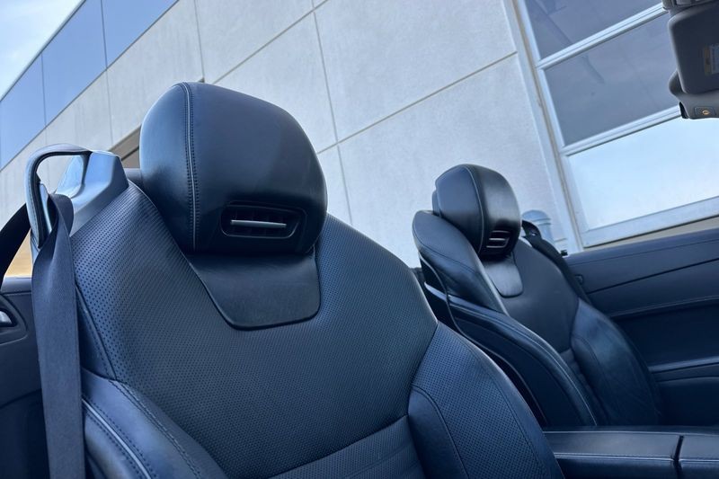 Mercedes-Benz SL-Class Vehicle Full-screen Gallery Image 16