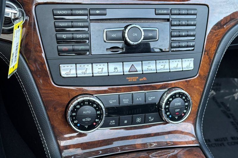 Mercedes-Benz SL-Class Vehicle Full-screen Gallery Image 19
